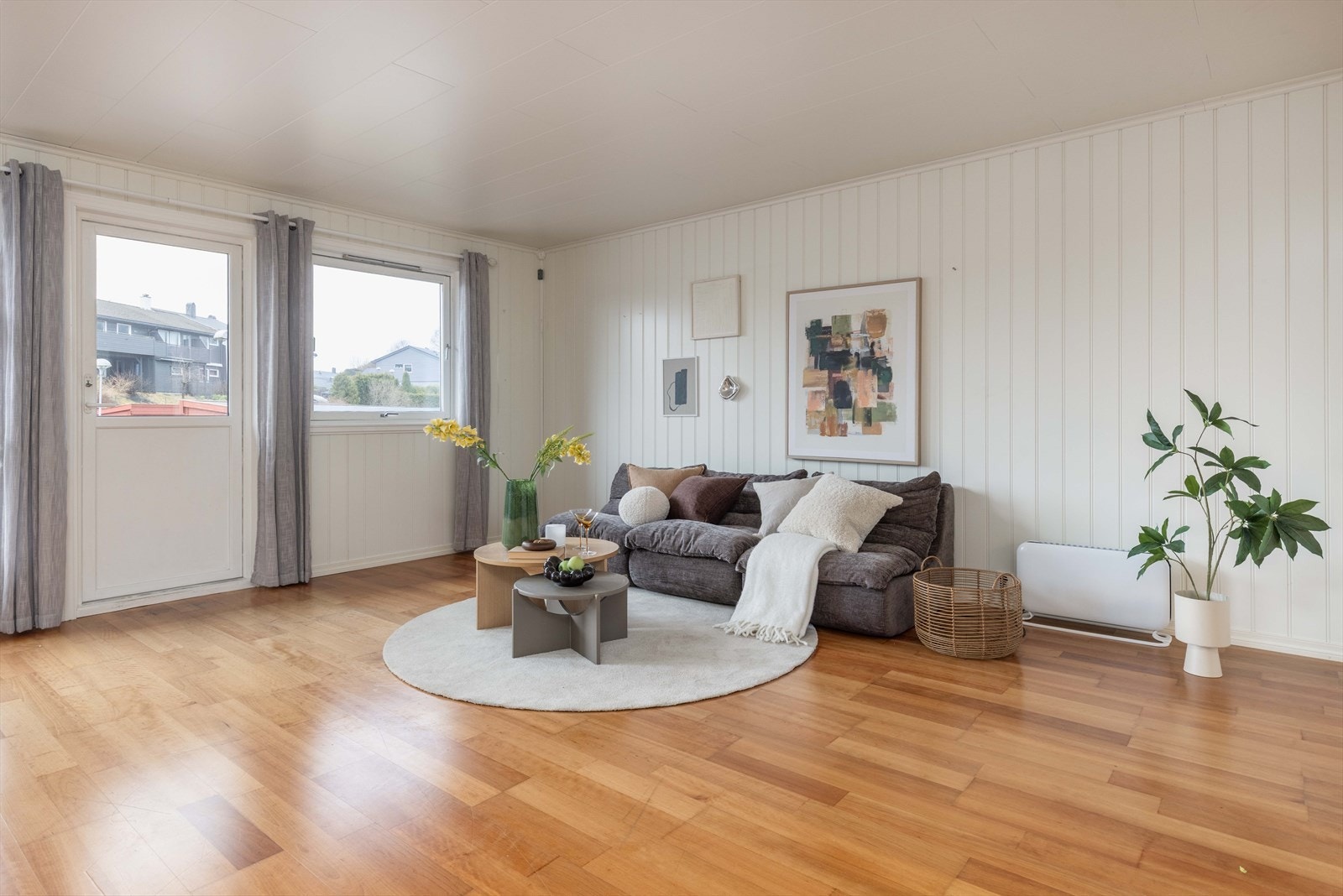 Lys og trivelig stue, med god plass til å møblere etter ønske med sofa, spisebord, og annet ønsket møblement. Galleribilde