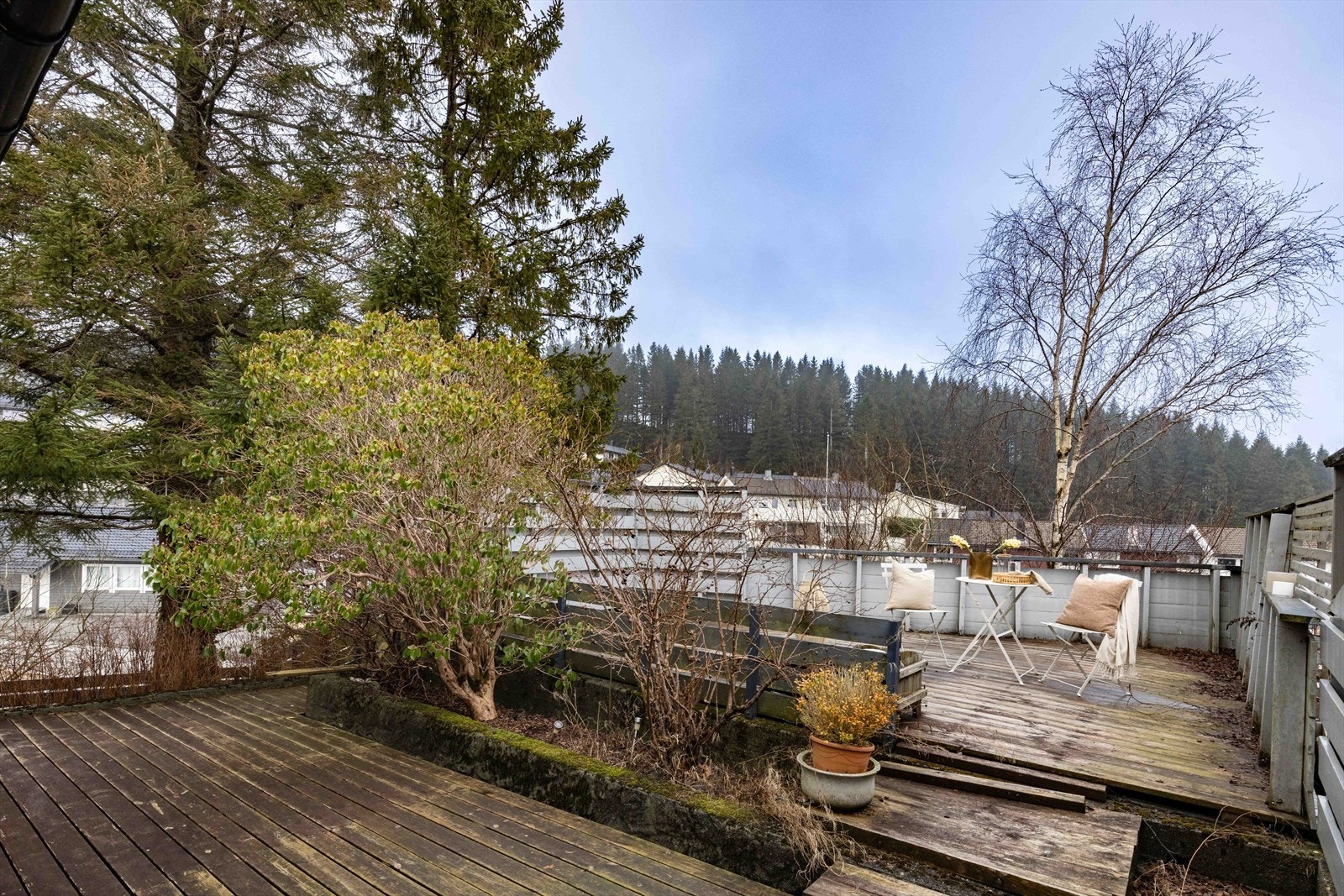 Fra soverommet er det utgang til et flott uteområde, og en terrasse på ca. 43m². Galleribilde