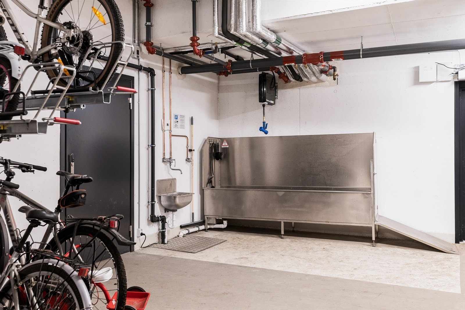 Praktisk sykkelbod i kjelleren. Galleribilde