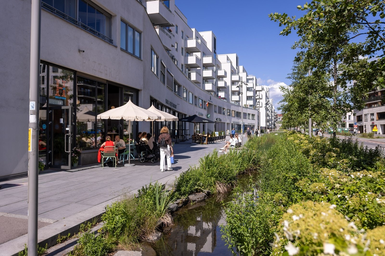 Det finnes et rikt utvalg av butikker og servicetilbud i nærheten. Galleribilde