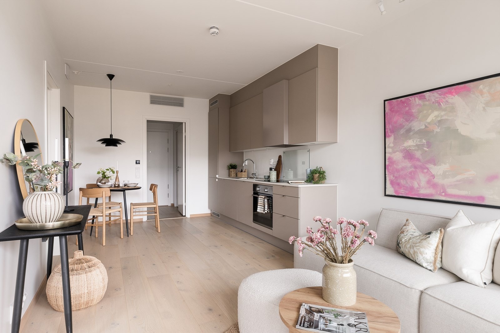 Integrerte hvitevarer med induksjon platetopp, stekeovn, kombiskap (kjøl/frys) og oppvaskmaskin. Galleribilde