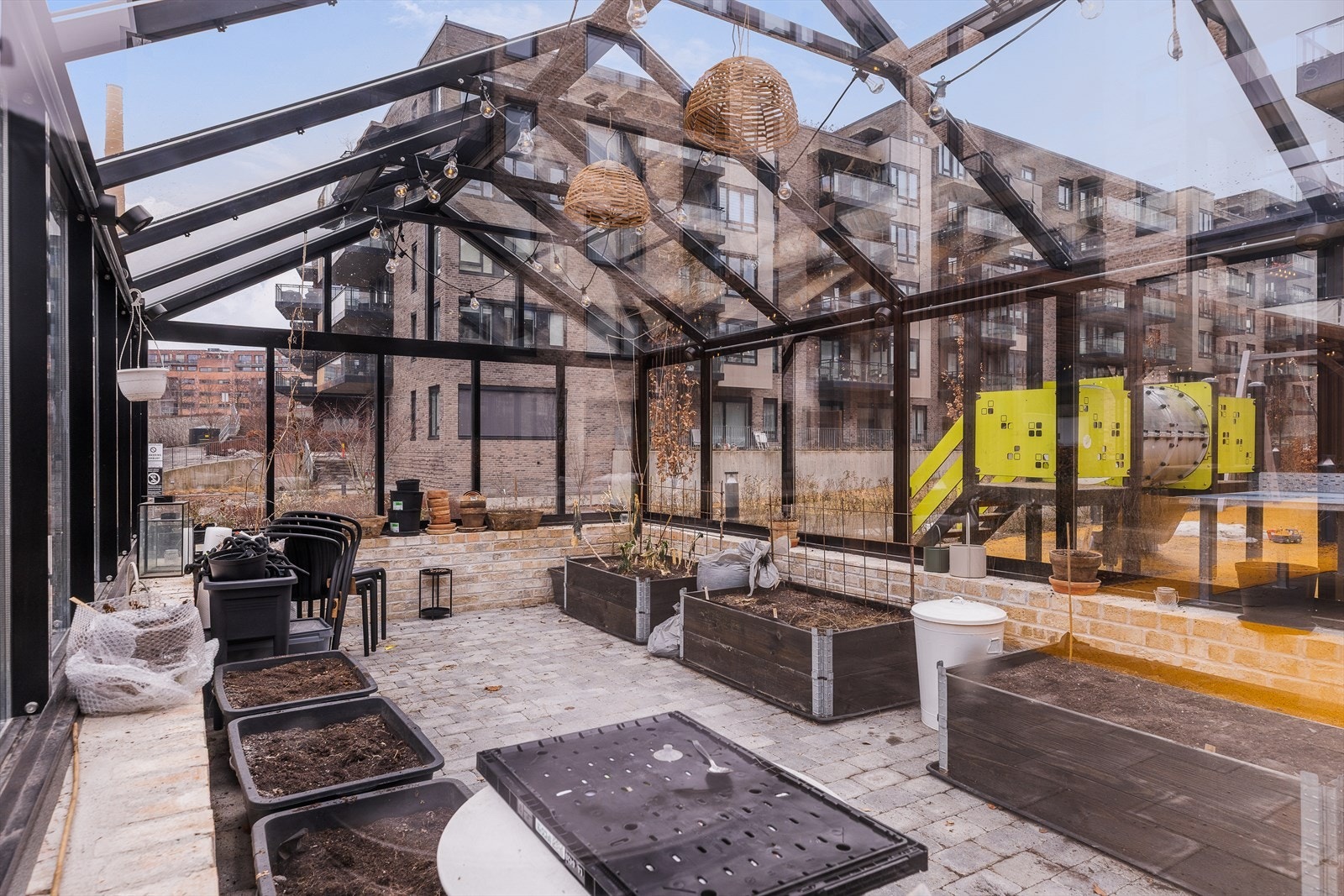 Drivhuset er hjertet i Humlehagen, er plassert i innergården, og er åpent for alle beboere. Galleribilde