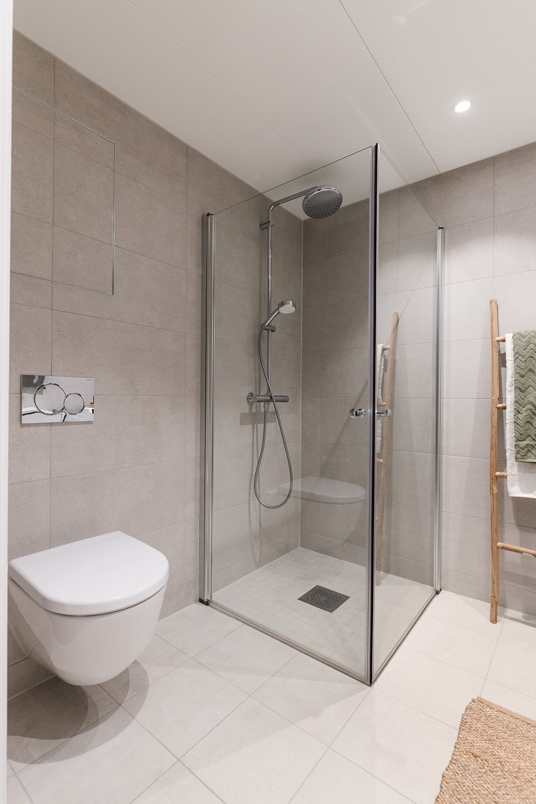 Vegghengt toalett, 100 cm servant med skuffer og dusjhjørne med innfellbare glassvegger. Opplegg for vaskemaskin. Galleribilde