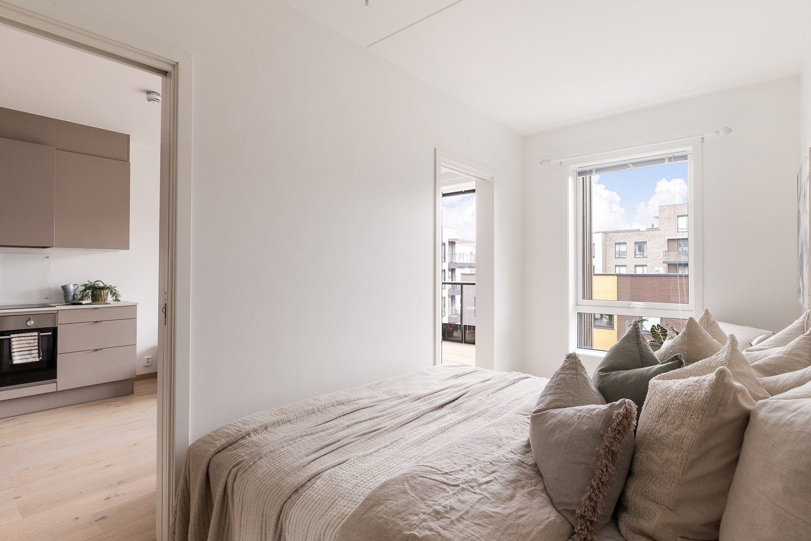 På soverommet er det plass til dobbeltseng, nattbord på begge sider av sengen og eventuelt annet ønskelig møblement. Galleribilde