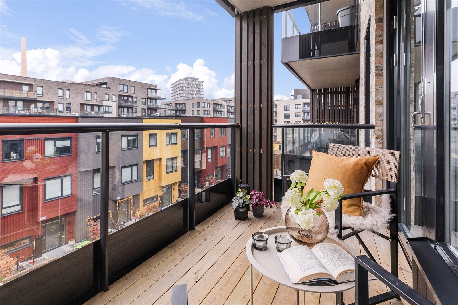 Utgang fra stue til solrik vestvendt balkong på 6 kvm. Galleribilde