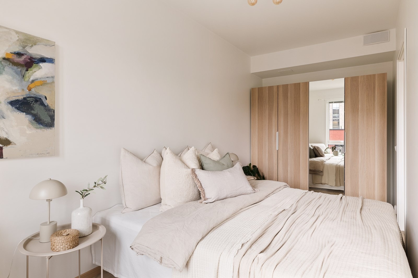 Godt med oppbevaring med garderobeløsning. Galleribilde