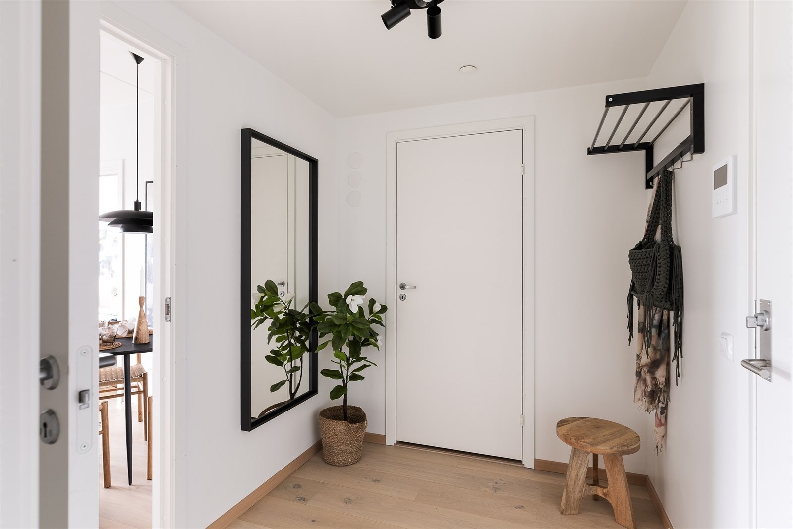 Romslig entrè med plass til å henge fra seg yttertøy og sko. Galleribilde