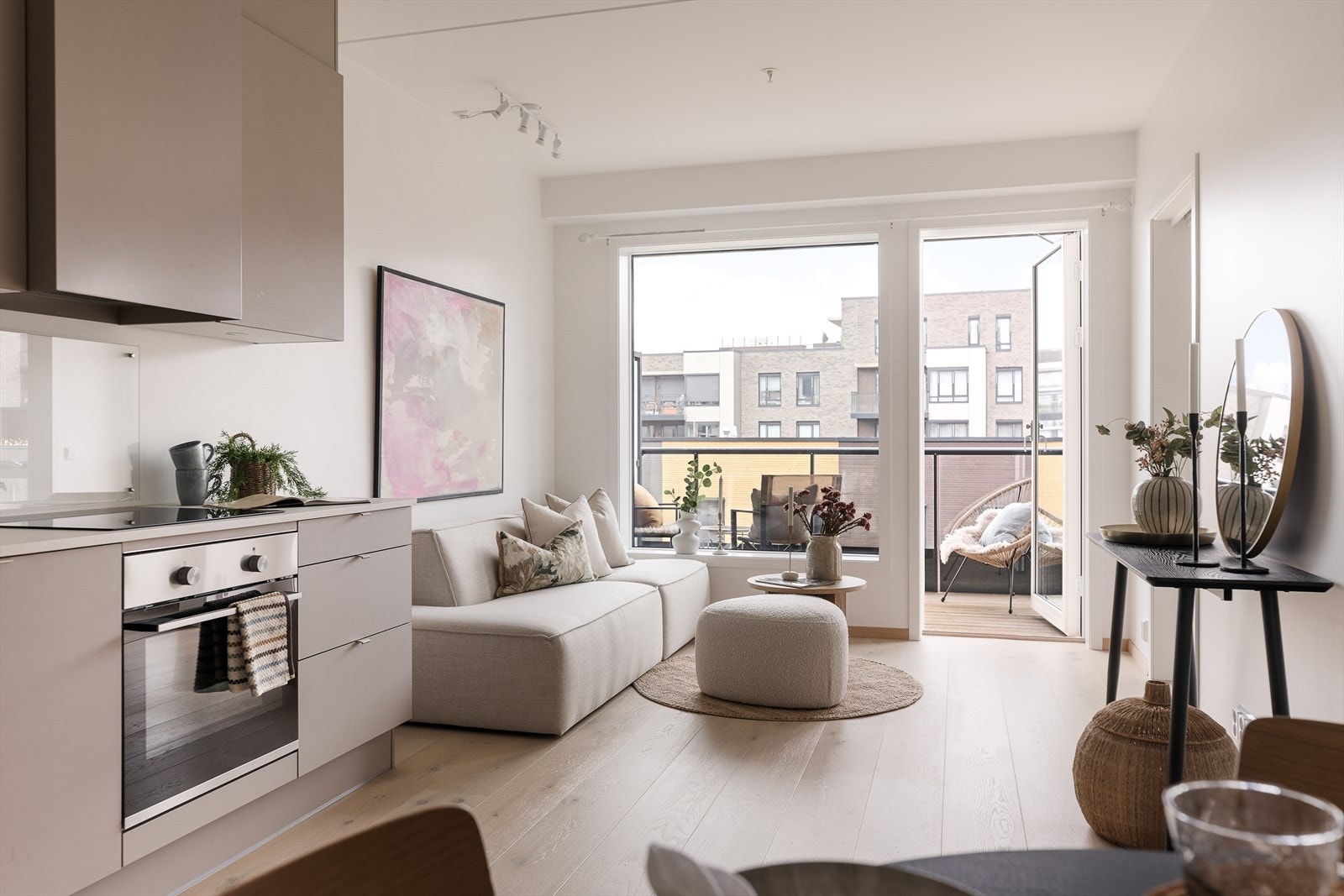 Valg av gulv og kjøkkeninnredning passer godt sammen og gir en god og lun følelse i leiligheten som er gjør det lett å innrede. Galleribilde