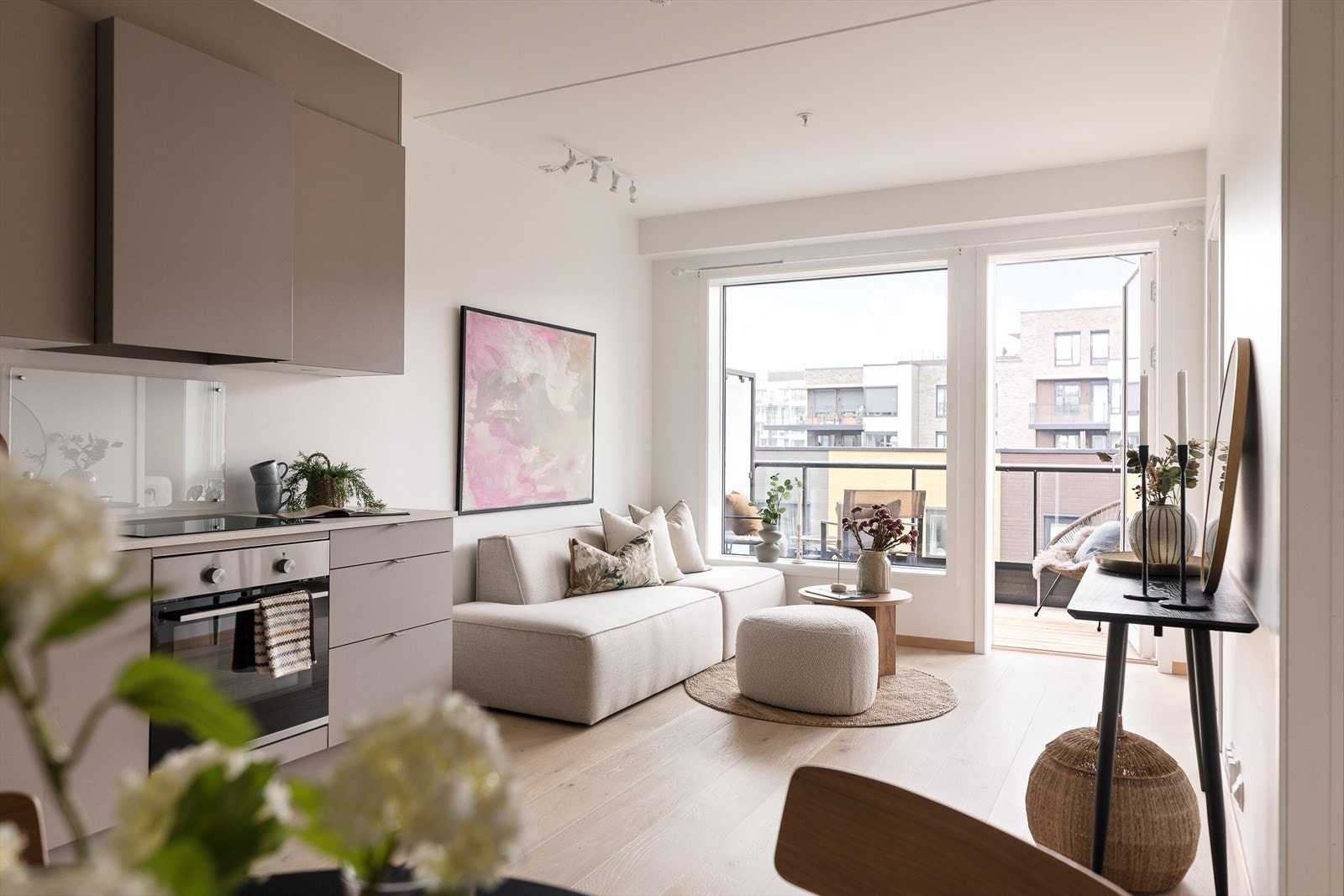 Leiligheten har store vindusflater som slipper inn mye naturlig lys. Galleribilde