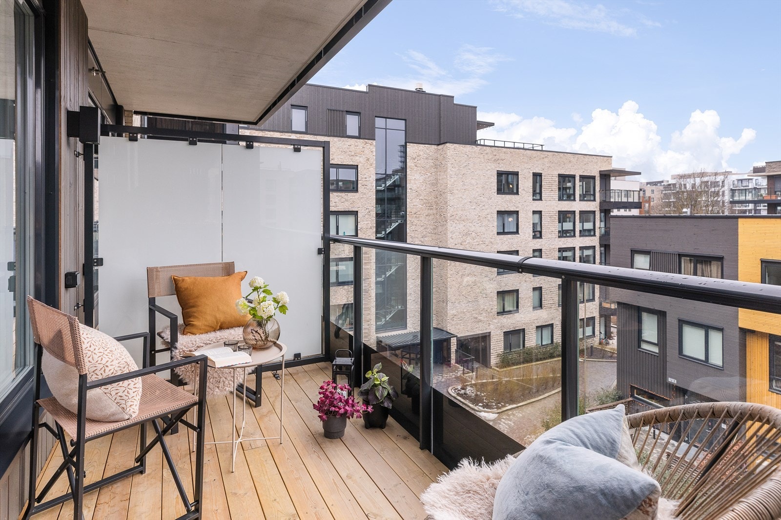 Tilbaketrukket og høytliggende vestvendt balkong i 4. etasje (heis). Galleribilde