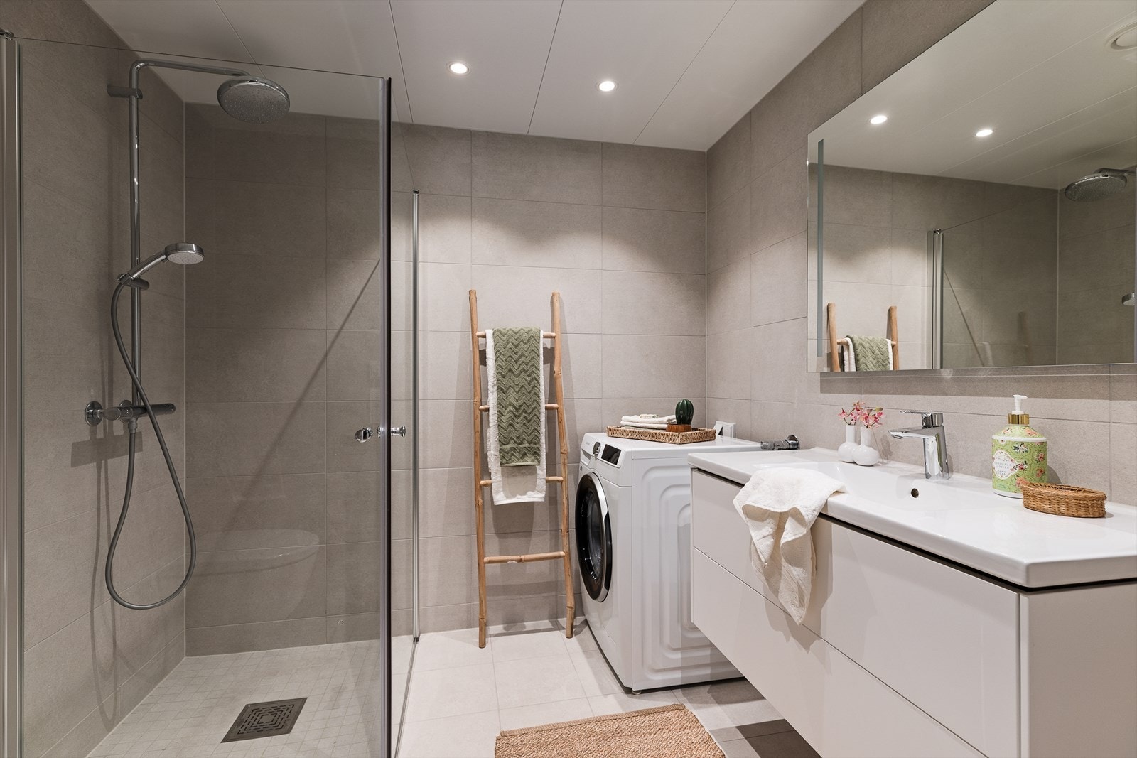 Pent flislagt baderom fra byggeåret 2024 med vannbåren gulvvarme. Galleribilde