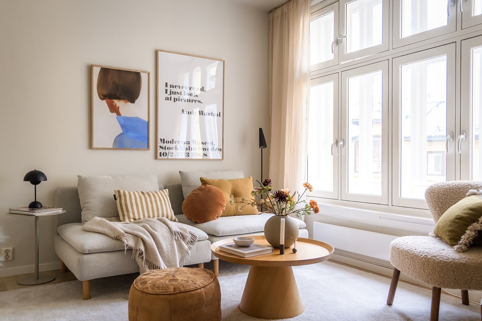 Stuen har en fin planløsning hvor møblene har sin naturlige plassering. Galleribilde