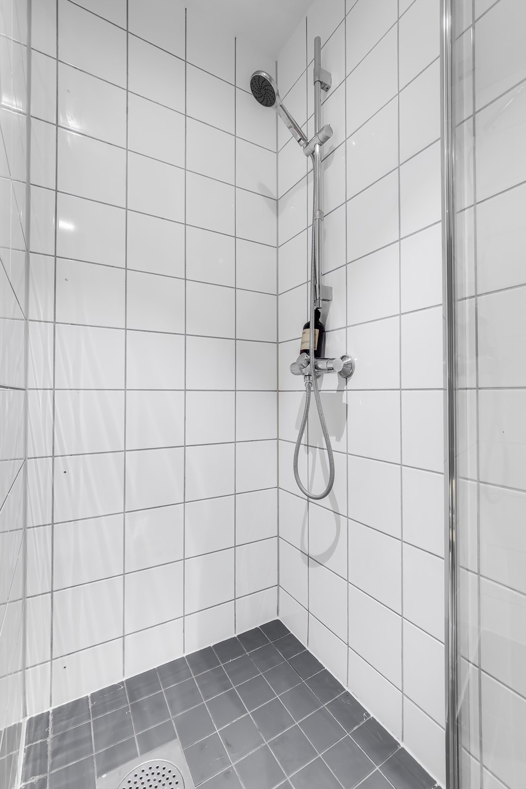 Det opplegg for vaskemaskin, plass til tørketrommel, og rommet har mekanisk avtrekk. Galleribilde