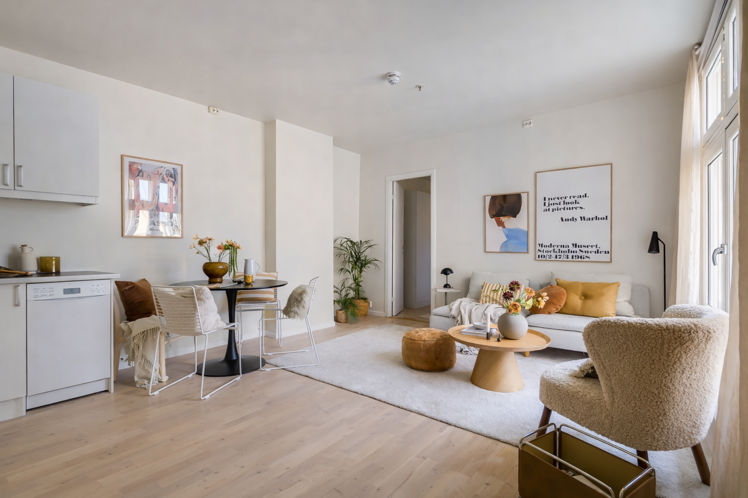 Alle overflater er malte i en delikat fargetone, som skaper en lys og harmonisk atmosfære og gjør det enkelt å innrede etter eget ønske. Galleribilde