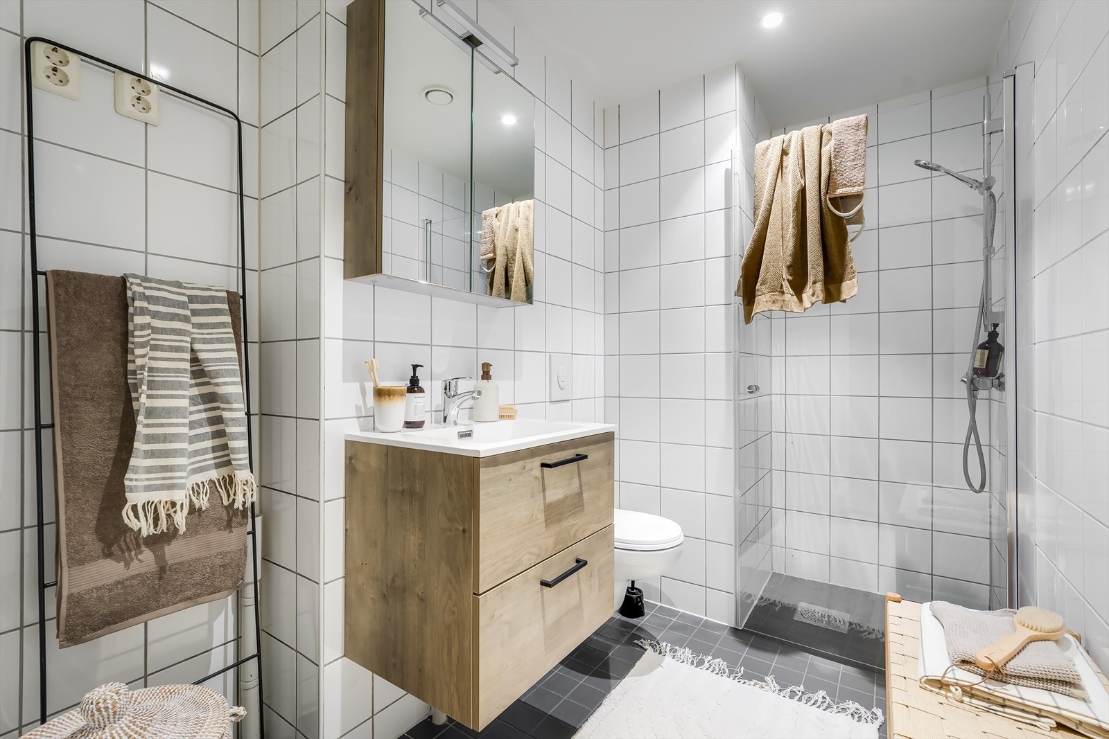 Moderne bad fra 2014, med tidløse fliser, behagelig gulvvarme og downlights i taket. Galleribilde