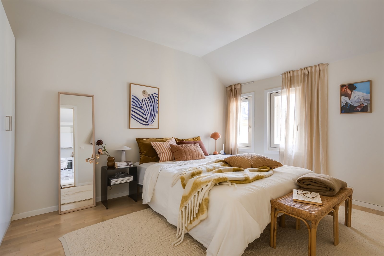 Romslig og innbydende hovedsoverom med god plass til dobbeltseng, nattbord og øvrig møblement. Galleribilde