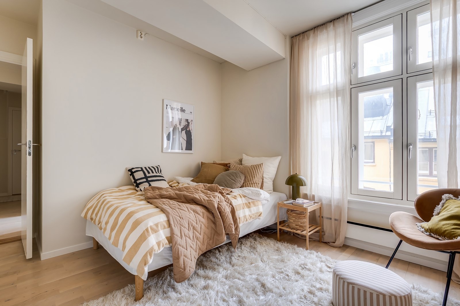 Store vindusflater sikrer gode lysforhold i rommet. Galleribilde