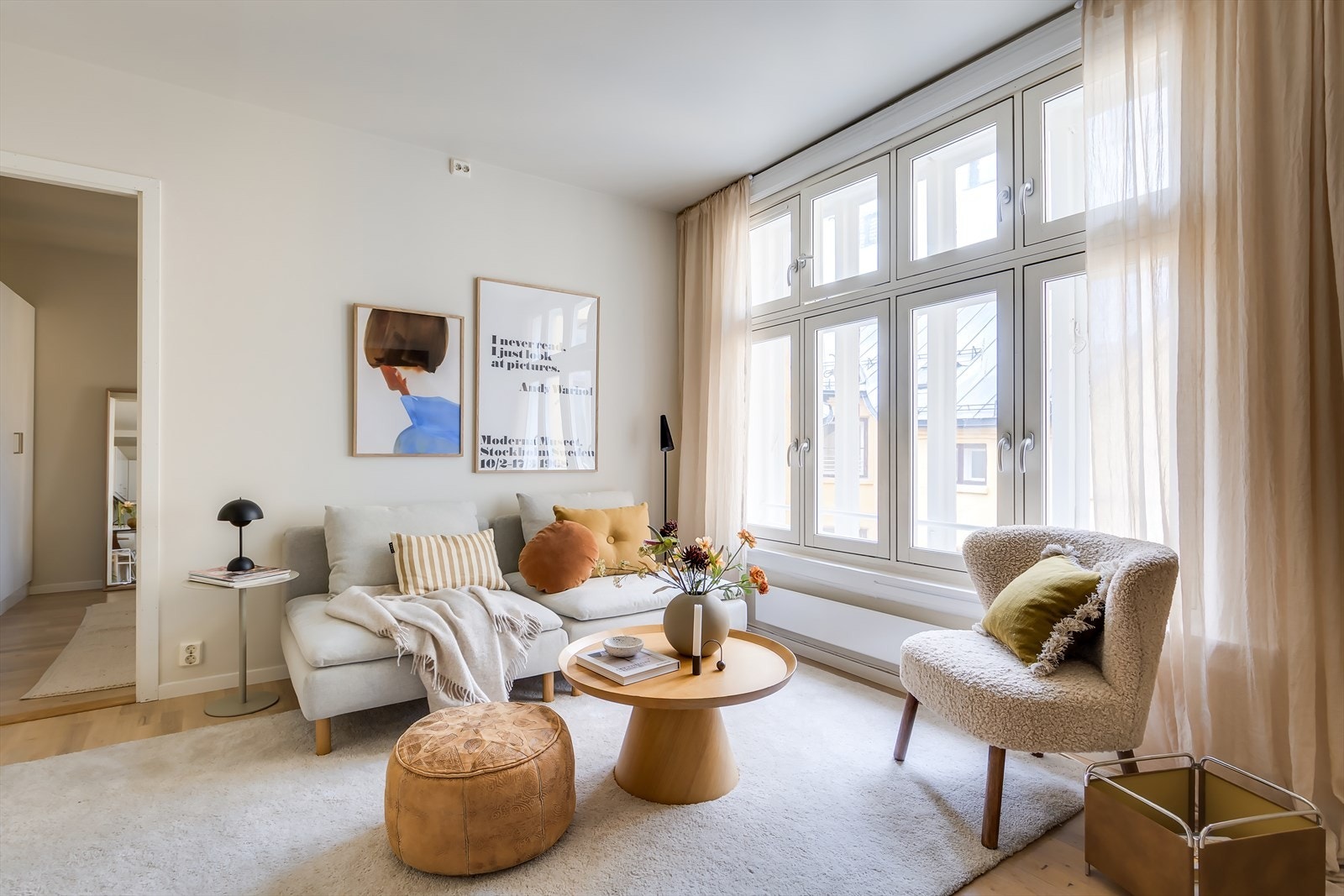 Den lyse og hyggelige stuen har store vindusflater som slipper inn rikelig med dagslys. Galleribilde