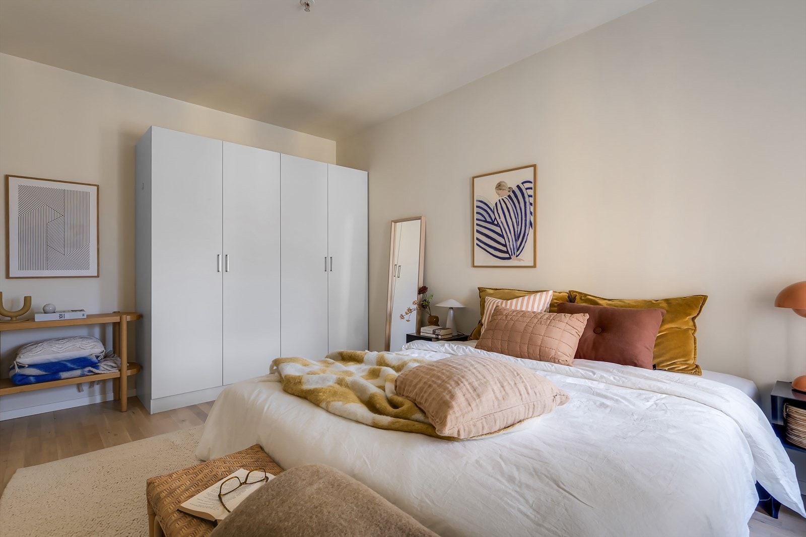 Stort garderobeskap gir rikelig med oppbevaringsplass. Galleribilde