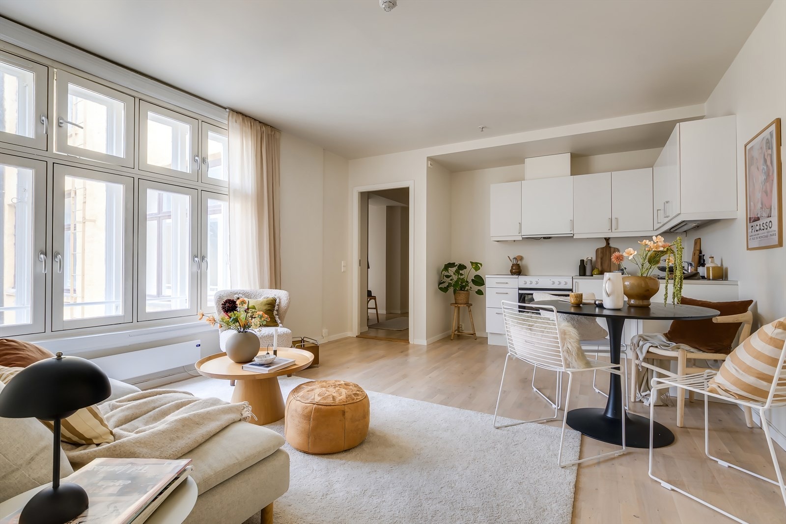 Romslig og lys 4-roms i klassisk bygård med gjennomgående god standard Galleribilde