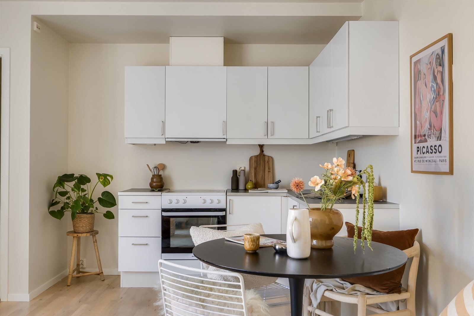 Kjøkkenet ligger i åpen løsning mot stuen og er utformet med fokus på både funksjon og stil. Galleribilde