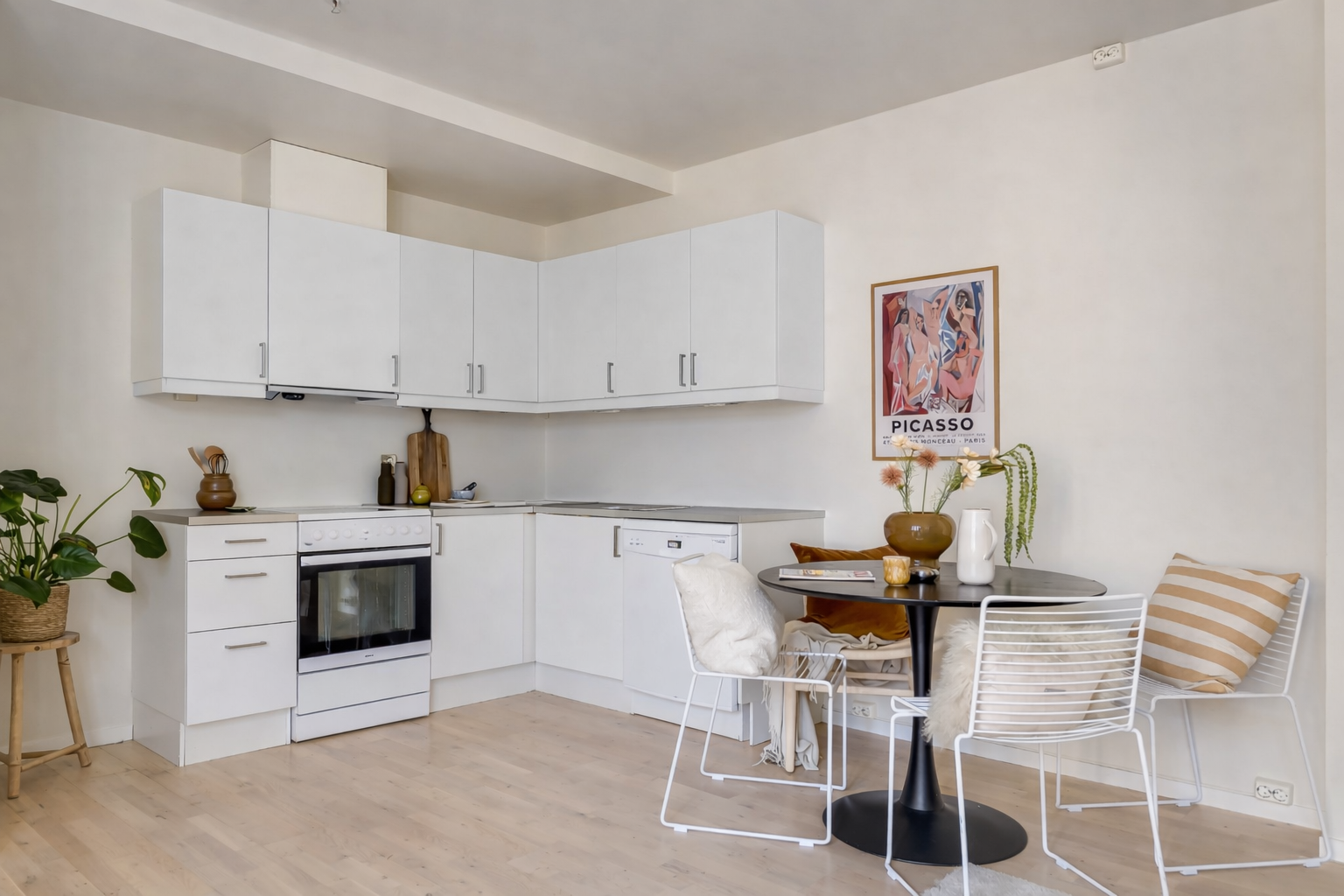 Pent og tidløst Sigdal-kjøkken hvor det er lagt til rette for frittstående hvitevarer og oppvaskmaskin. Hvitevarene medfølger ikke. Galleribilde