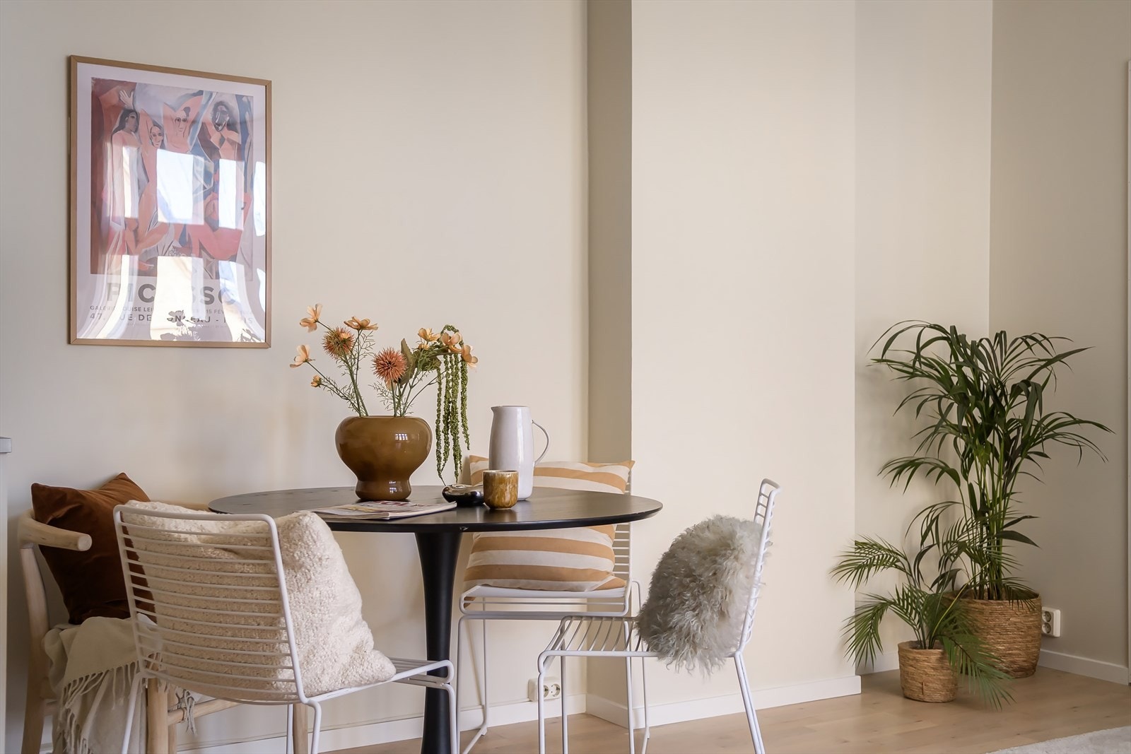 Det er en naturlig plass for spisebord i den åpne stue/kjøkken løsningen. Galleribilde