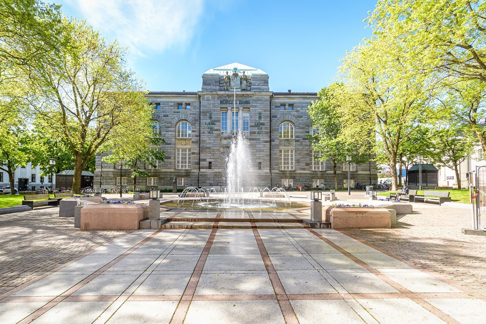 Bankplassen med flott park ligger rett ved boligen. Galleribilde