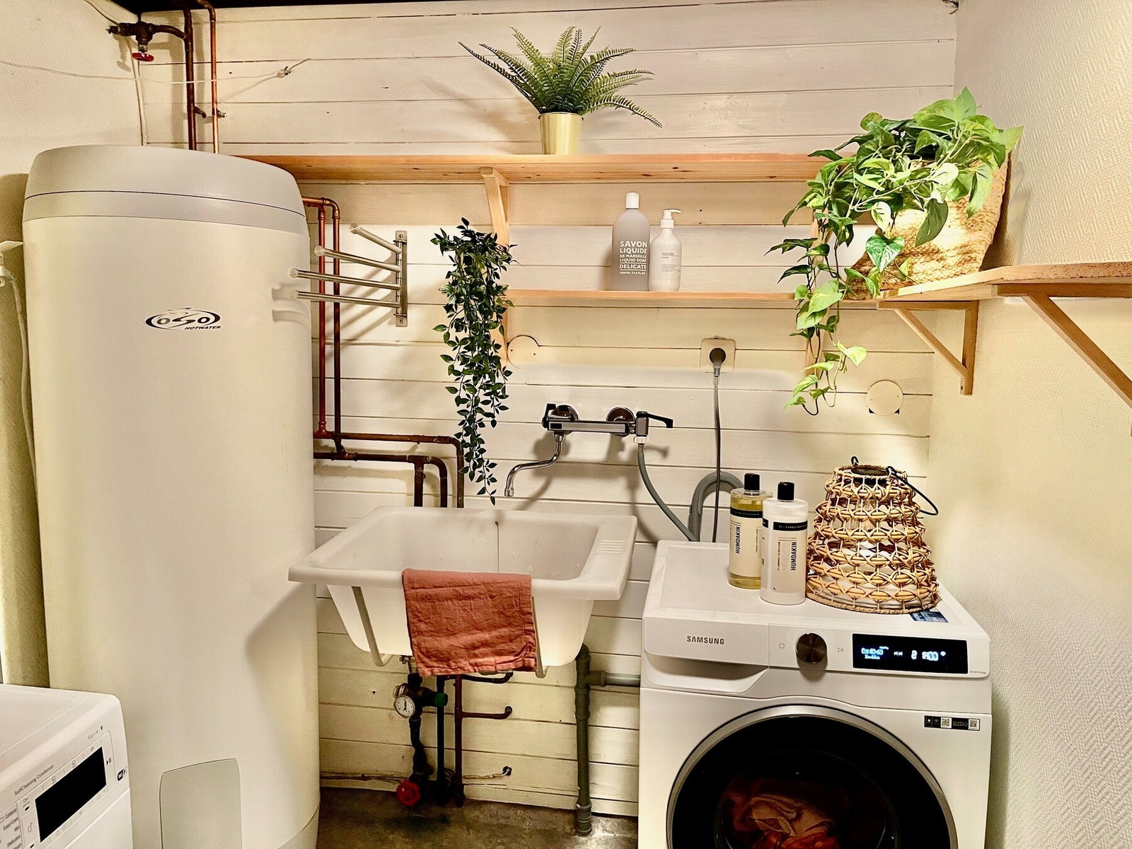 Praktisk løsning med separat vaskerom i u. etasje Galleribilde