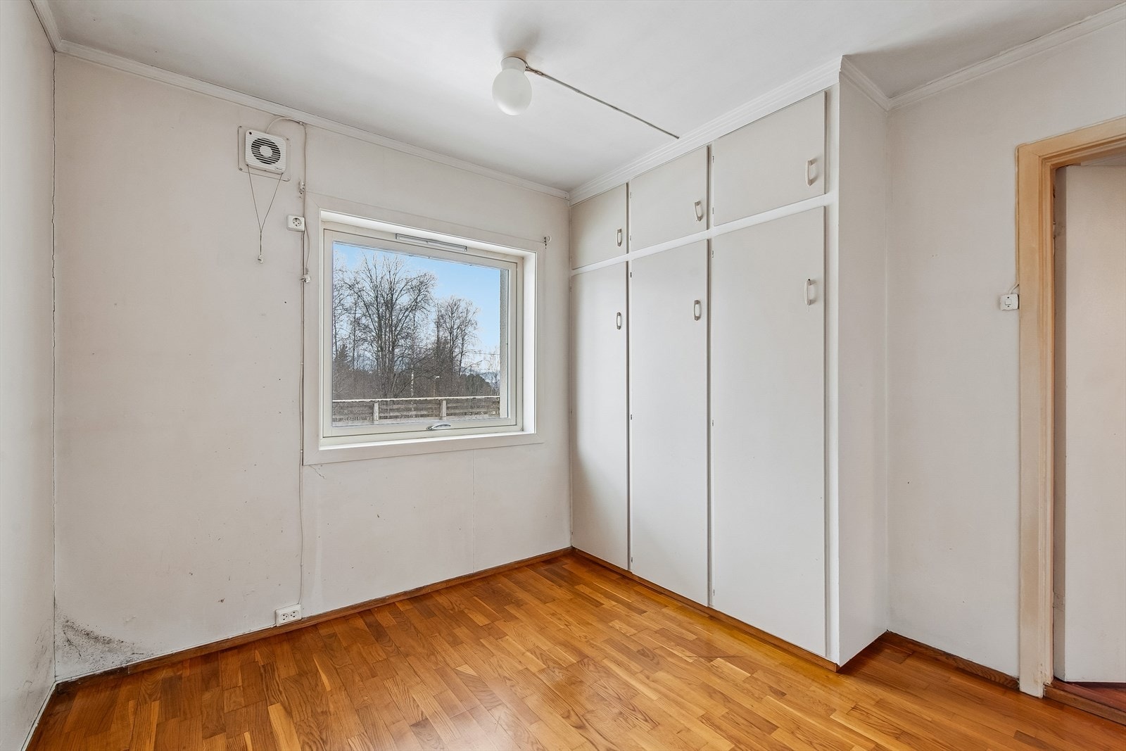 I første etasje er det et soverom med god plass til møblering. Plassbygget garderobeskap. Galleribilde