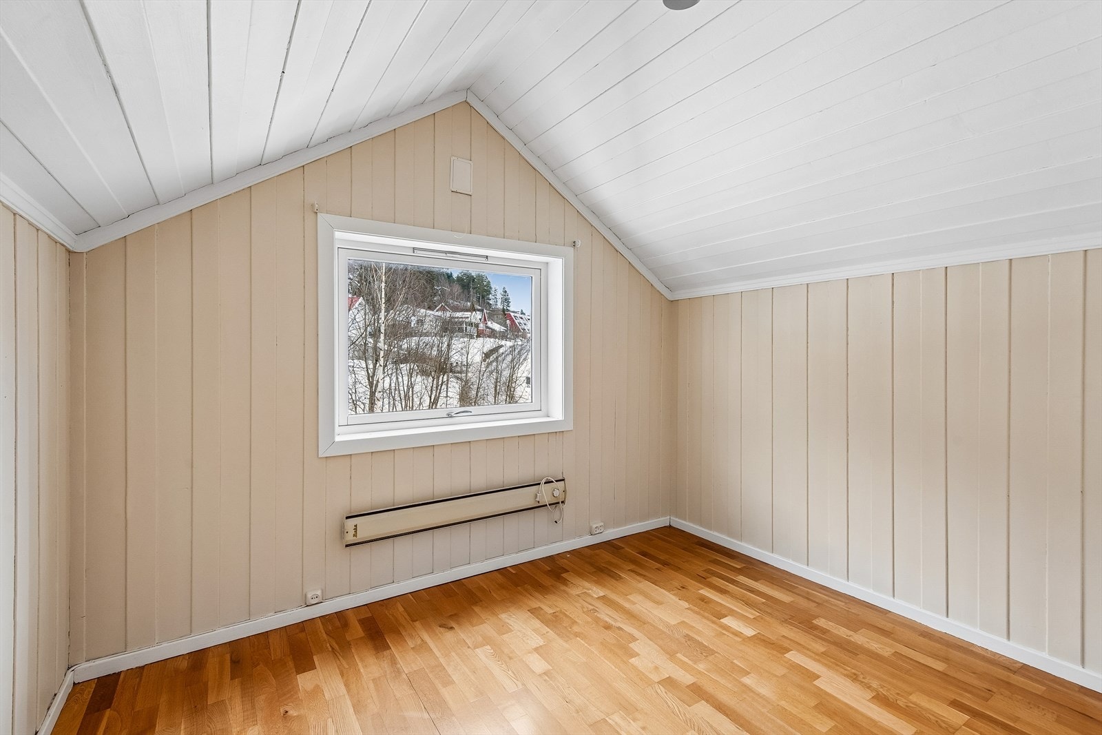 Rommet har parkett på gulvet og et vindu som gir naturlig lys. Galleribilde