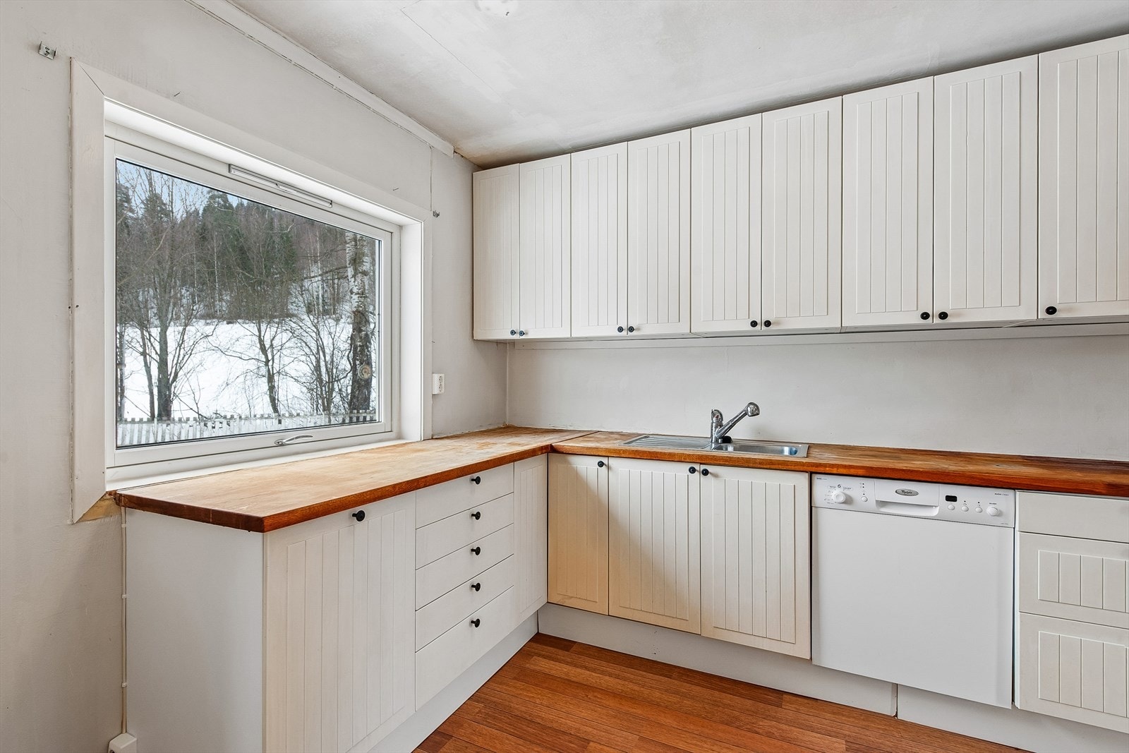 Det er avsatt plass for frittstående hvitevarer som komfyr, kjøleskap og oppvaskmaskin. Galleribilde