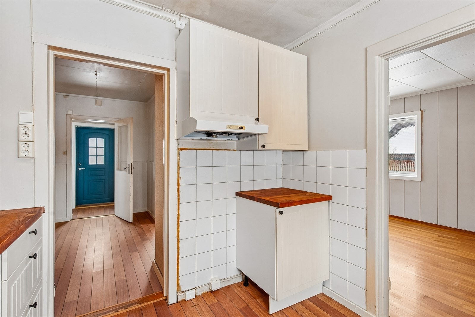 Fra kjøkkenet er det direkte tilknytning til gangen og videre til stuen. Galleribilde