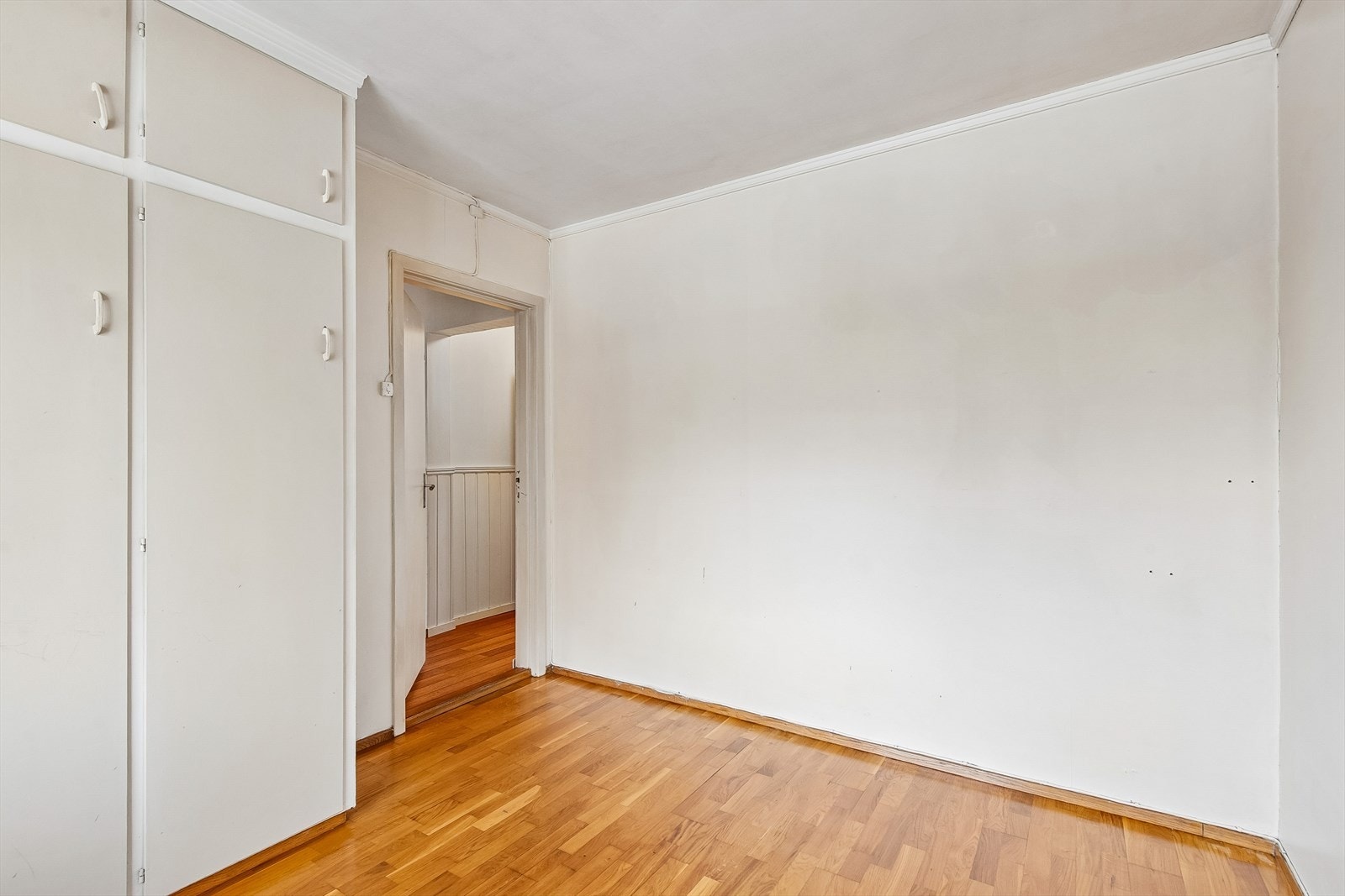 Integrerte garderobeskap gir god utnyttelse av plassen på soverommet. Galleribilde