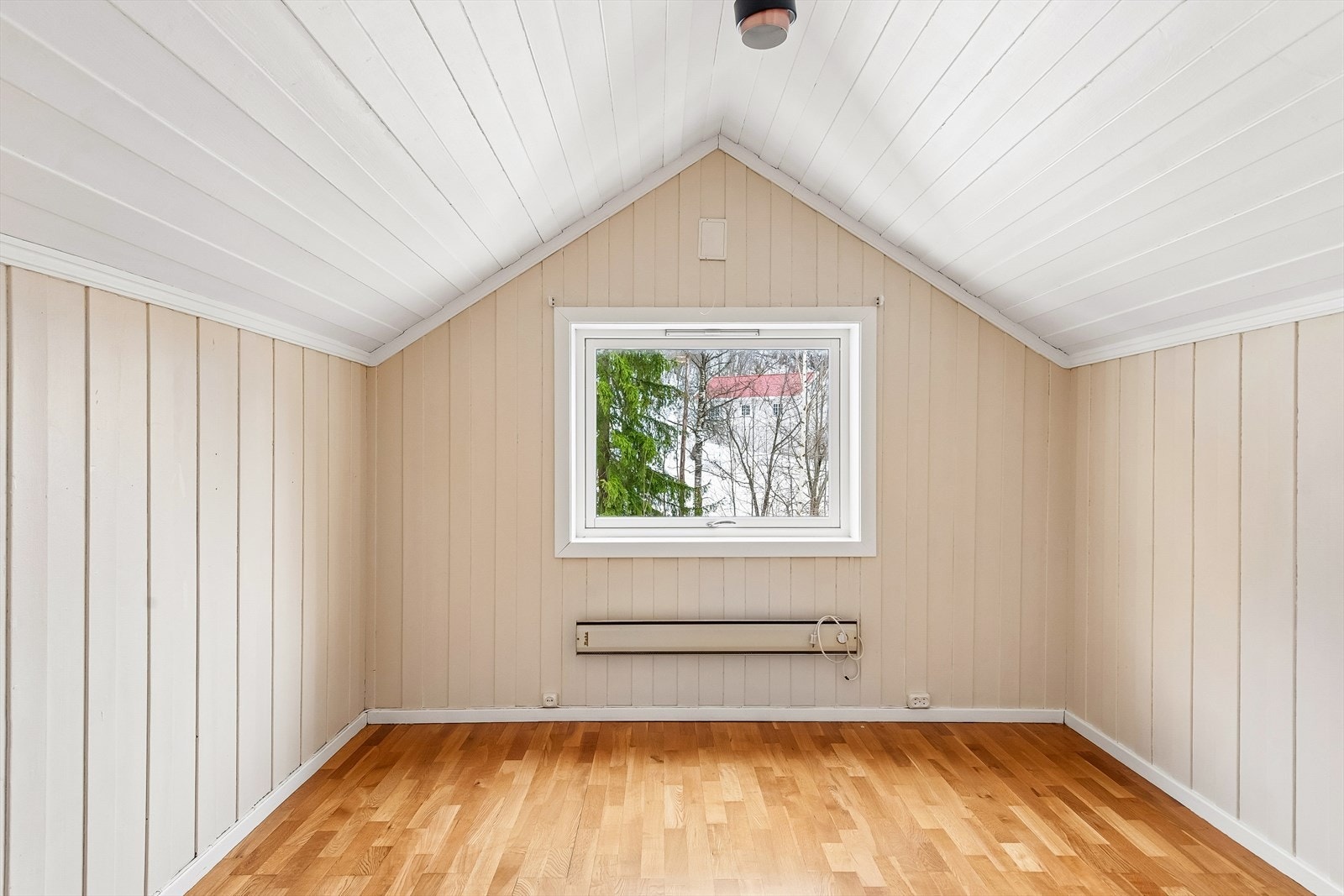 Det andre soverommet i etasjen har god plass til seng og oppbevaringsmøbler. Galleribilde