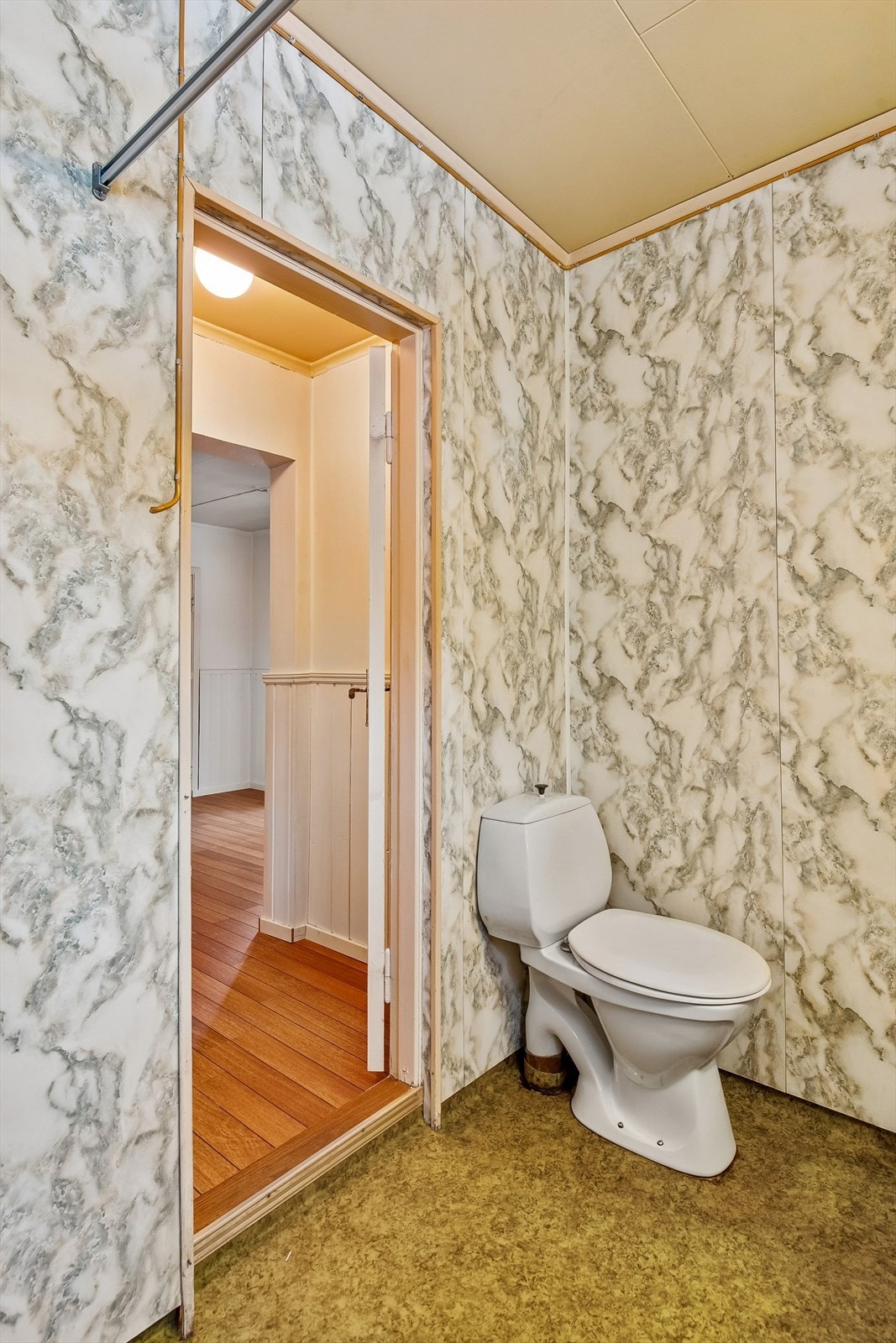 Badet blir oppvarmet med elektrisk gulvvarme. Galleribilde