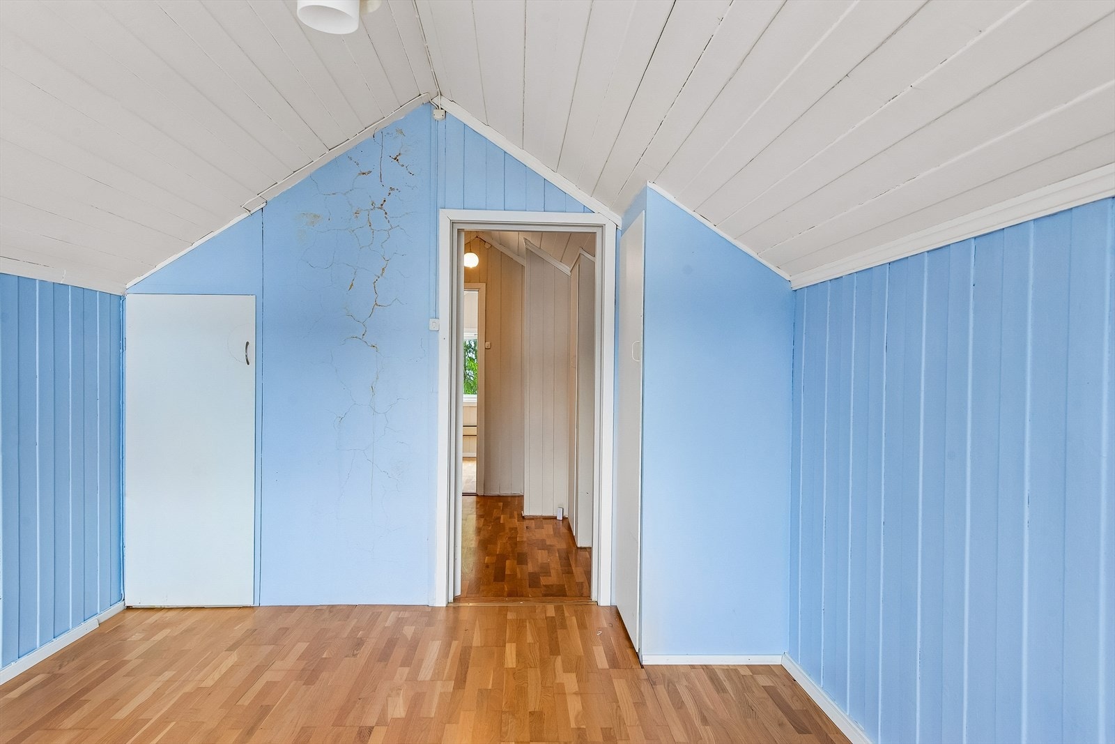 Fra soverommet er det tilgang til et av etasjens to kott for ekstra lagring. Galleribilde