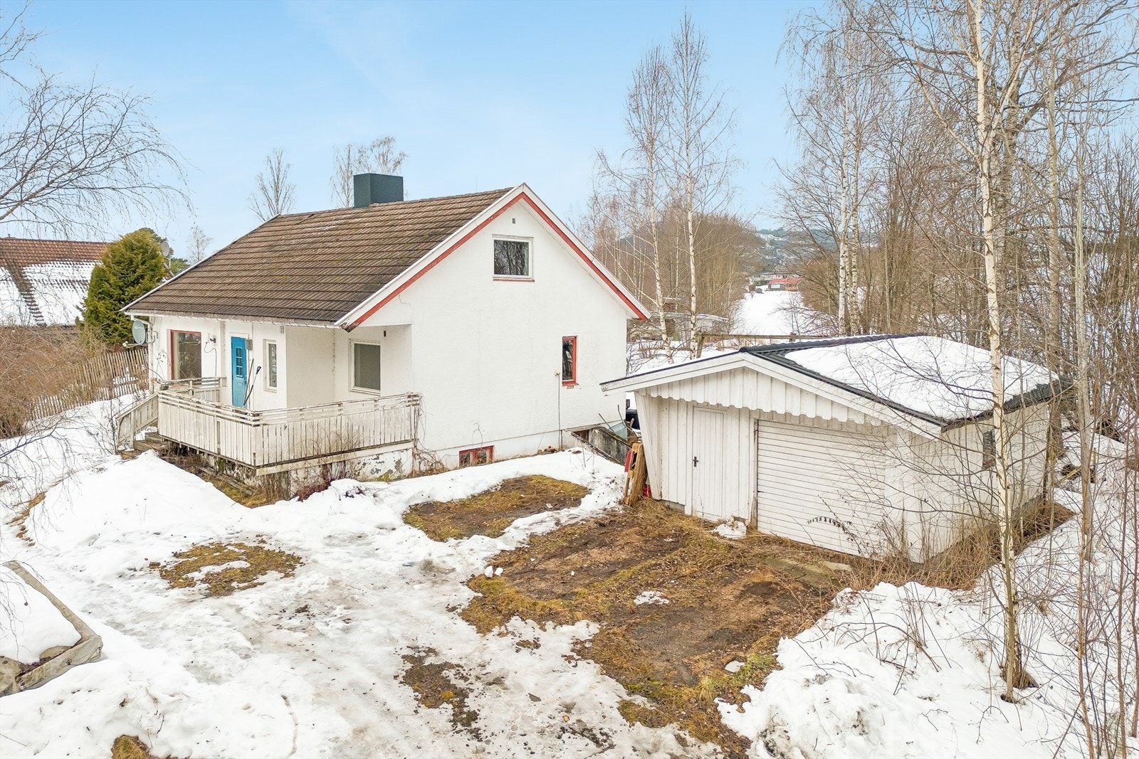 Enebolig fra 1964 med frittstående garasje og gruset gårdsplass. Behov for oppgradering. Galleribilde