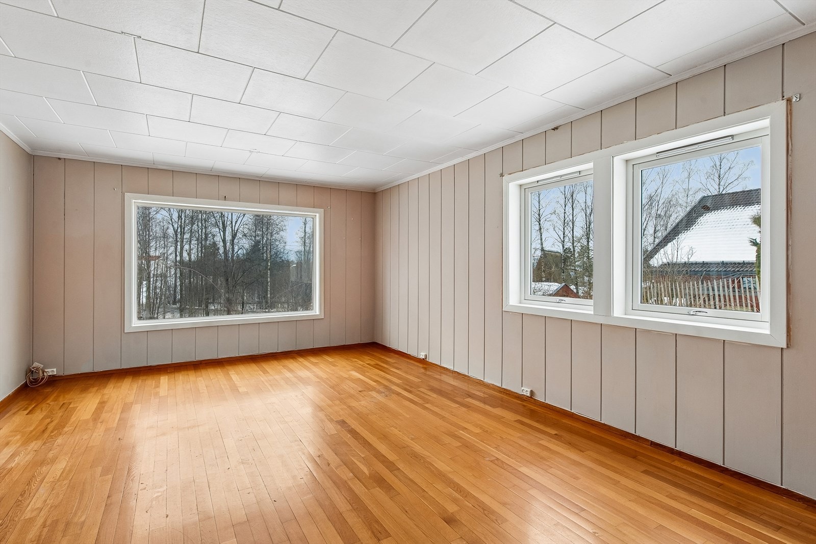 De store vindusflatene gir en lys og åpen atmosfære i stuen. Galleribilde