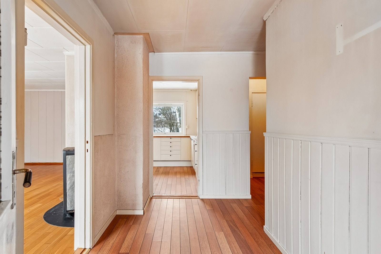 Fra gangen er det enkel tilgang til denne etasjens rom. Galleribilde