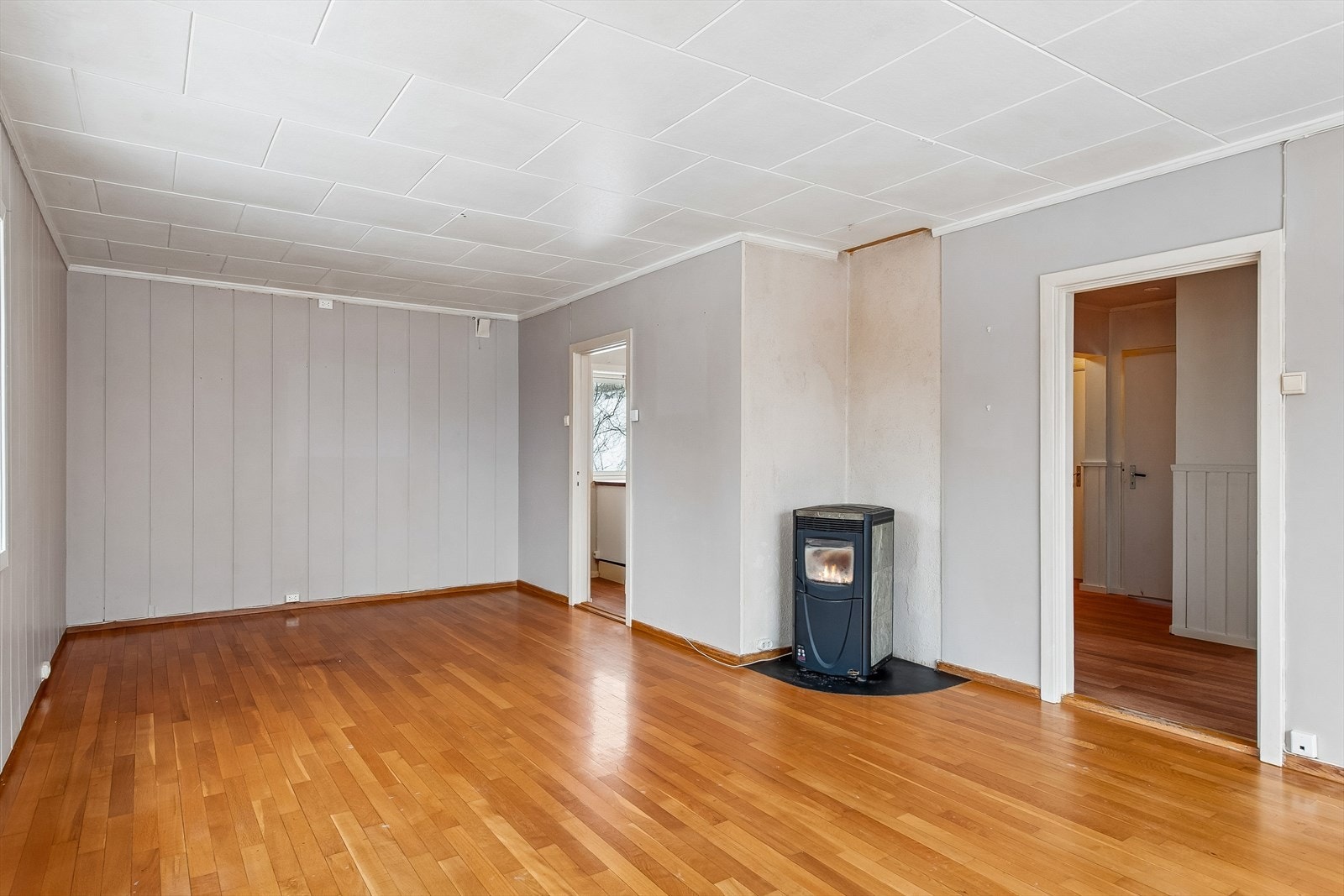 Stuen er et romslig oppholdsrom med plass til flere møbleringssoner. Galleribilde