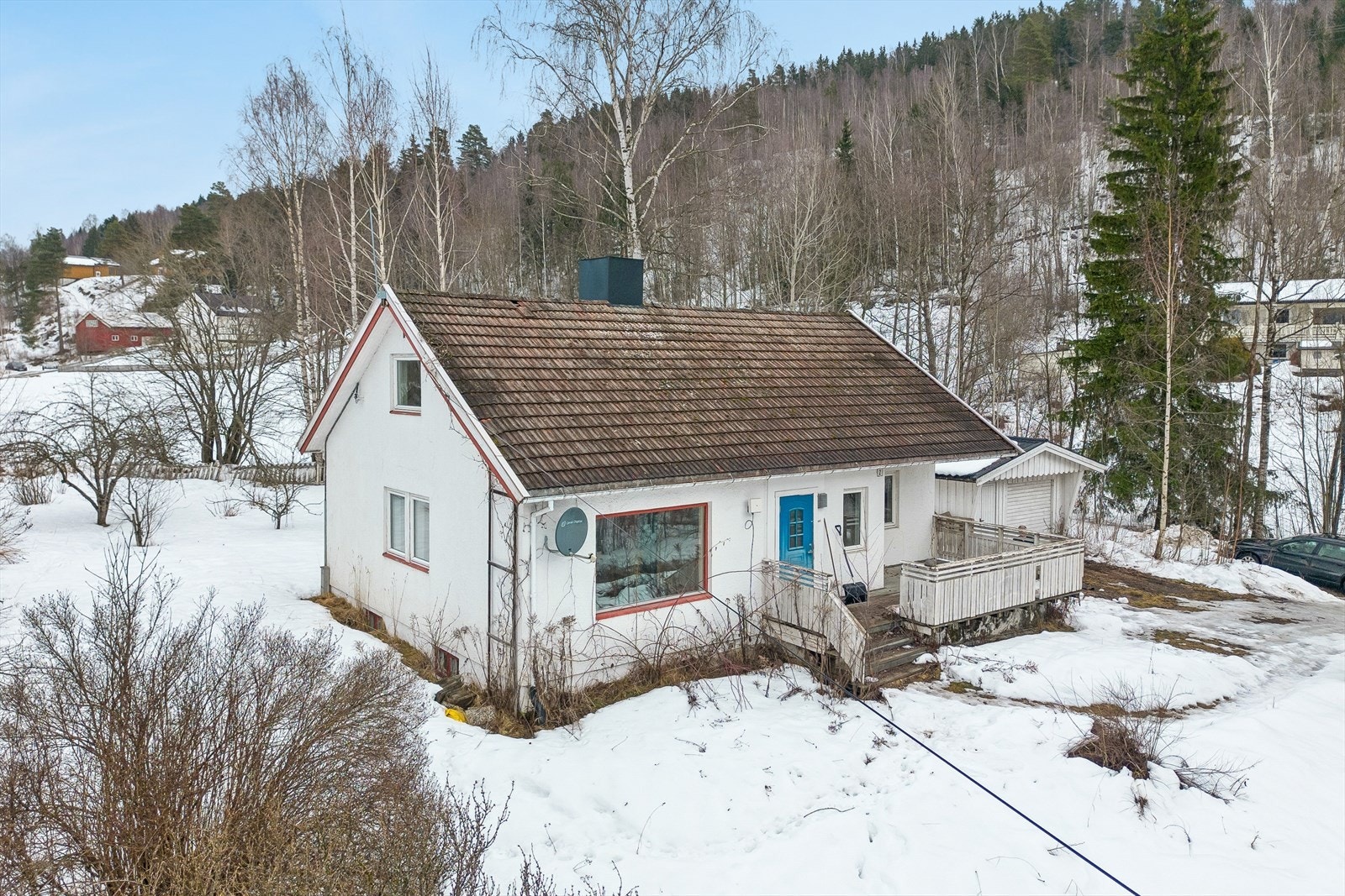 Eiendommen ligger på en koselig tomt med plen og beplantning. Galleribilde