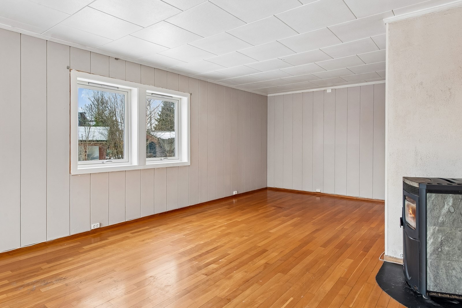 Rommet har vinduer fra 2006 som slipper inn godt med dagslys. Galleribilde