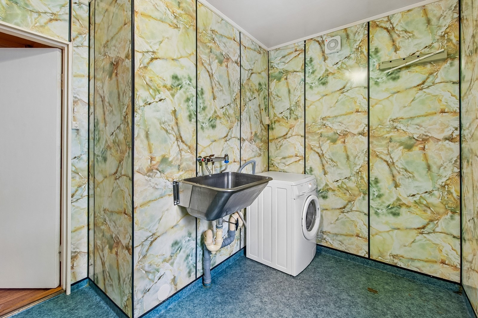 Praktisk, separat vaskerom med vegghengt utslagskum. Rommet har behov for oppgradering. Vaskemaskin medfølger i kjøpet. Galleribilde