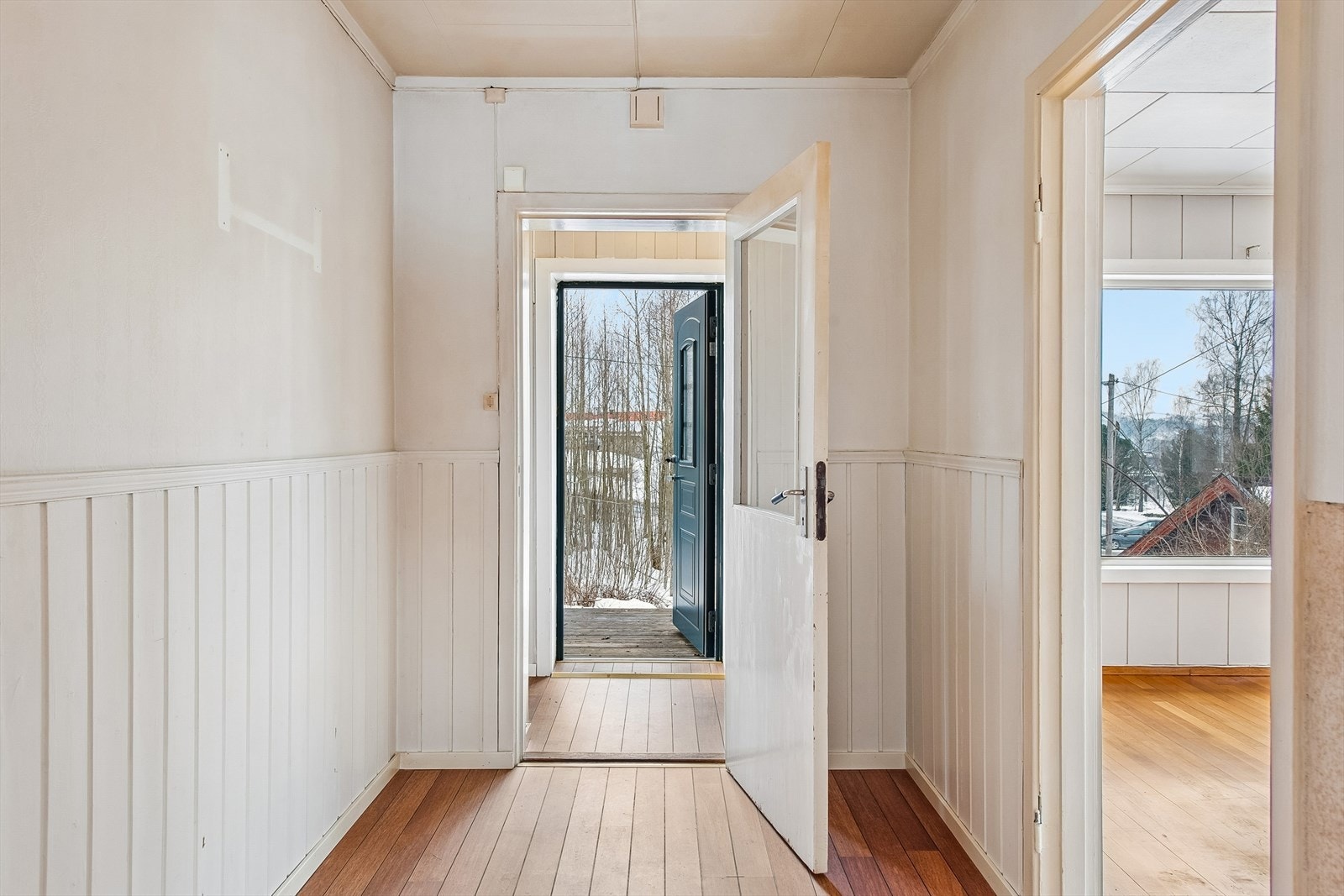 Vindfanget ønsker velkommen og leder deg videre inn i boligens hovedetasje. Galleribilde