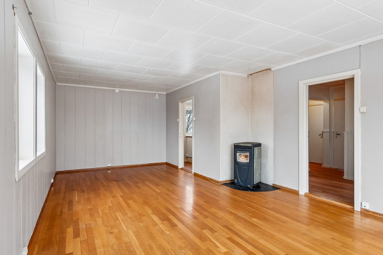 Gulvet har parkett, mens veggene er kledd med malt panel. Galleribilde