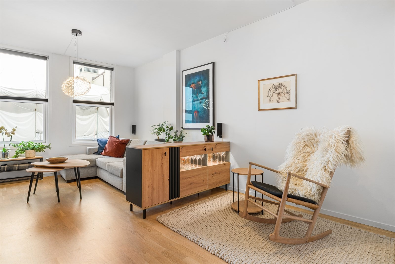 Lyse vegger og lys eikeparkett på gulv. Galleribilde