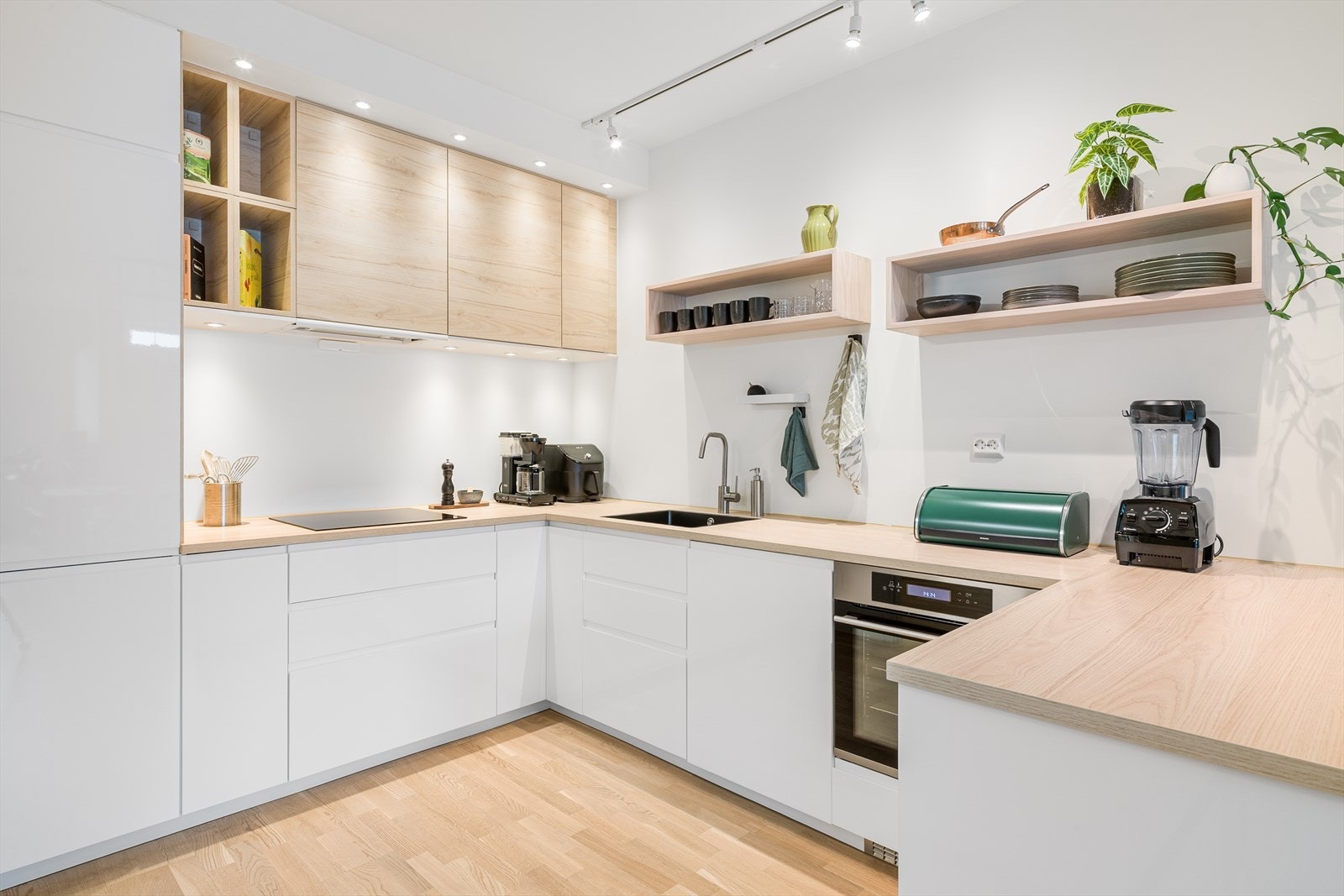 Rikelig med lagringsplass i skuffer og skap. Stilfull belysning fra innfelte spotter. Galleribilde