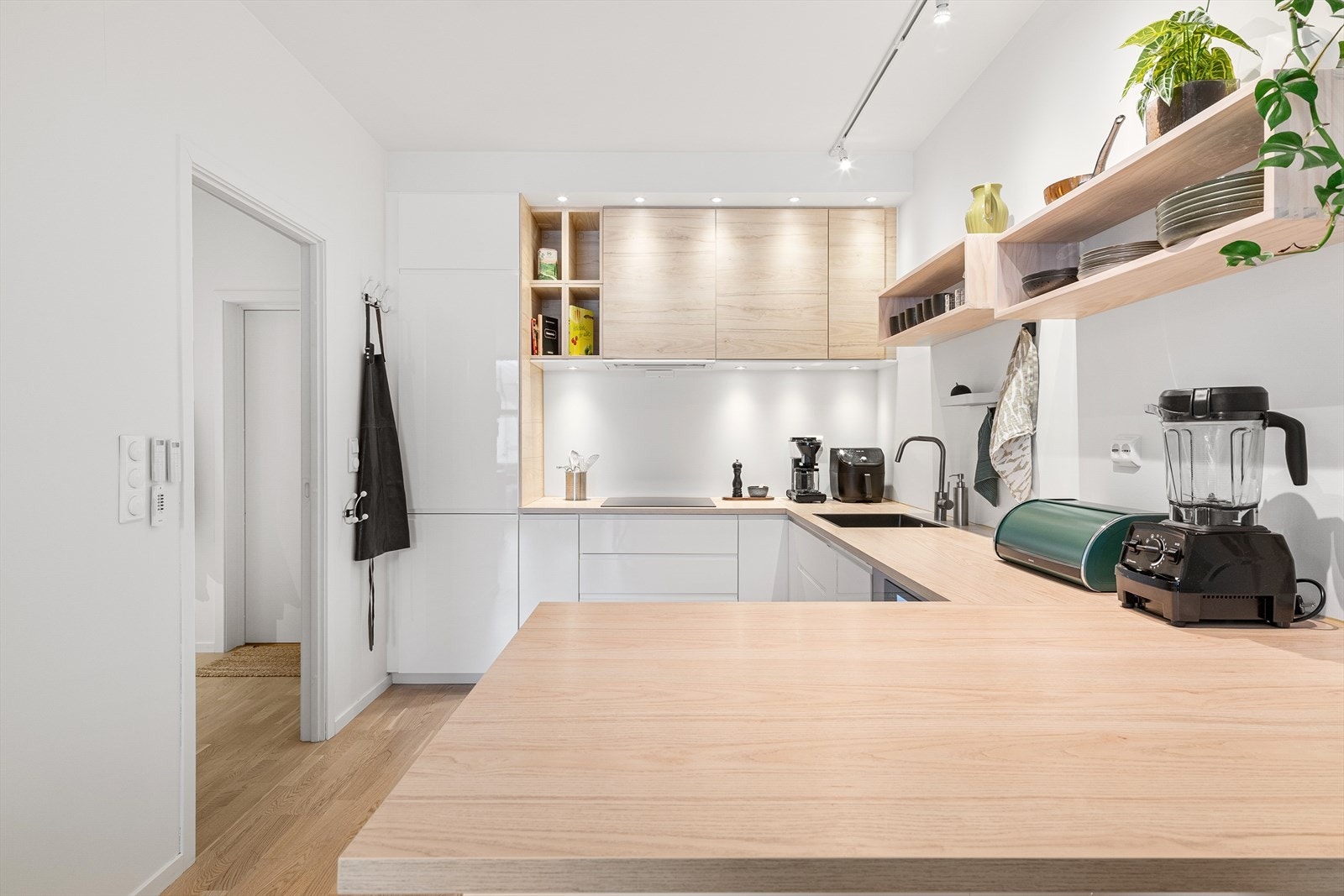 Flott kjøkken kombinert med høyglans og tre. Galleribilde