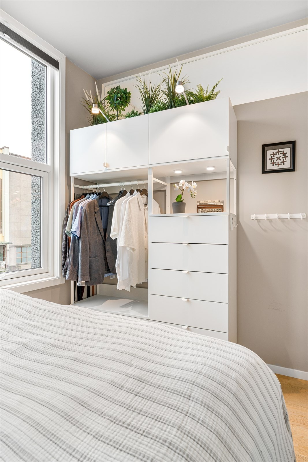 Soverom med plass til dobbeltseng og garderobeløsning. Plissegardiner montert på vinduer. Galleribilde